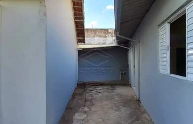 Imagem: A casa possui 2 Dormitórios, 1 Banheiro, 1 Vaga na garagem