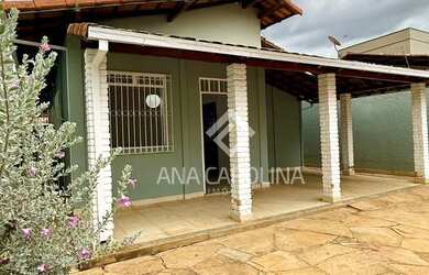 Imagem: A casa possui 3 Dormitórios, 1 Banheiro, 2 Vagas na garagem