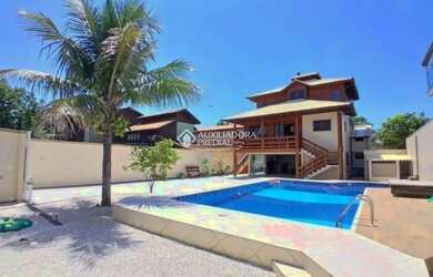 Imagem: A casa possui 3 Dormitórios, 3 Banheiros, 4 Vagas na garagem