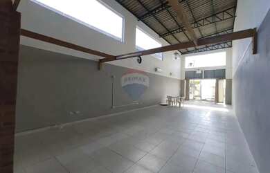 Imagem: O depósito possui 2 Vagas na garagem, 157m² de Área e Imóvel