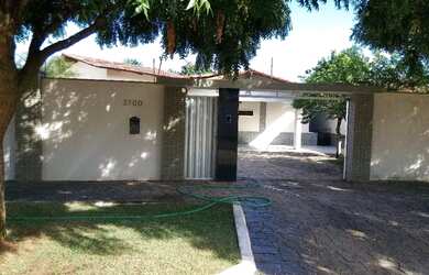 Imagem: A casa possui 4 Dormitórios, 4 Banheiros, 1 Vaga na garagem