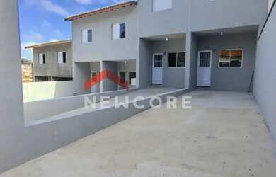 Imagem: A casa possui 2 Dormitórios, 2 Banheiros, 2 Vagas na garagem