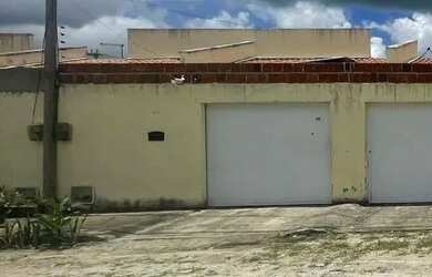 Imagem: A casa possui 2 Dormitórios, 1 Banheiro, 1 Vaga na garagem