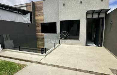 Imagem: A casa possui 3 Dormitórios, 2 Banheiros, 5 Vagas na garagem