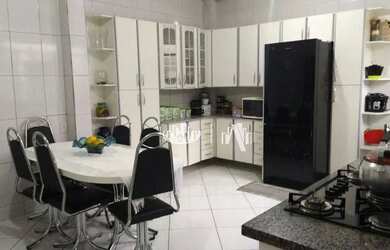 Imagem: A casa possui 3 Dormitórios, 3 Banheiros, 1 Vaga na garagem