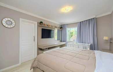 Imagem: A casa possui 3 Dormitórios, 4 Banheiros, 3 Vagas na garagem