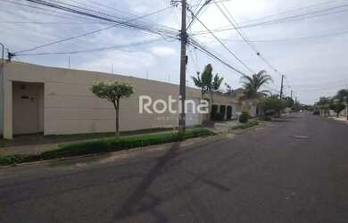 Imagem: A casa possui 3 Dormitórios, 3 Banheiros, 4 Vagas na garagem