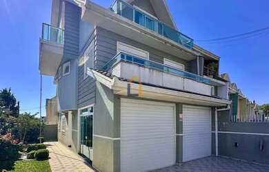 Imagem: A casa possui 4 Dormitórios, 4 Banheiros, 2 Vagas na garagem