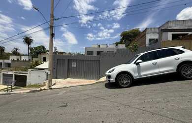 Imagem: A casa possui 2 Dormitórios, 1 Banheiro, 2 Vagas na garagem