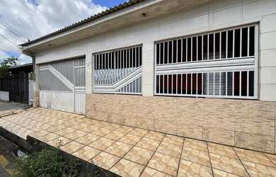 Imagem: A casa possui 3 Dormitórios, 2 Banheiros, 2 Vagas na garagem