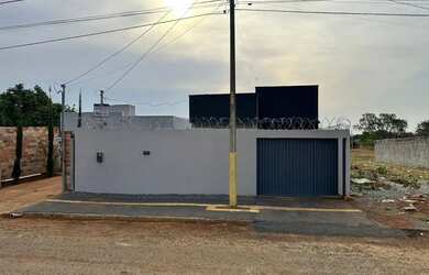 Imagem: A casa possui 3 Dormitórios, 1 Banheiro, 2 Vagas na garagem