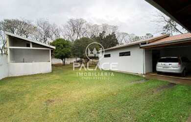 Imagem: A casa possui 4 Dormitórios, 2 Banheiros, 2 Vagas na garagem