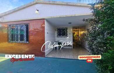 Imagem: A casa possui 4 Dormitórios, 2 Banheiros, 2 Vagas na garagem