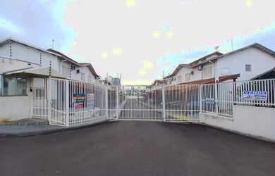 Imagem: A casa possui 2 Dormitórios, 1 Banheiro, 1 Vaga na garagem