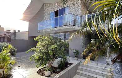 Imagem: A casa possui 5 Dormitórios, 5 Banheiros, 4 Vagas na garagem