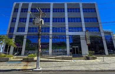 Imagem: O depósito possui 5 Vagas na garagem e 7615m² de Área e está