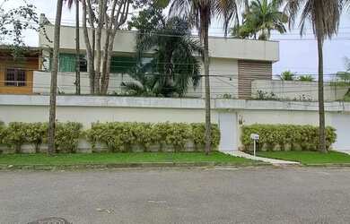 Imagem: A casa possui 4 Dormitórios, 5 Banheiros, 2 Vagas na garagem