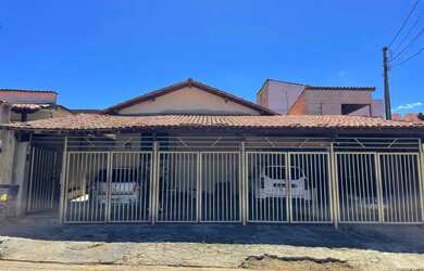 Imagem: A casa possui 2 Dormitórios, 1 Banheiro, 1 Vaga na garagem