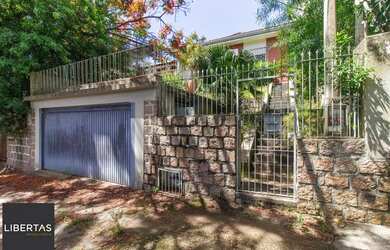 Imagem: A casa possui 3 Dormitórios, 2 Banheiros, 2 Vagas na garagem