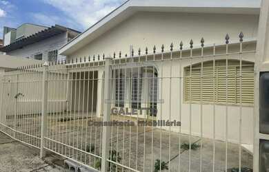 Imagem: A casa possui 3 Dormitórios, 2 Banheiros, 4 Vagas na garagem