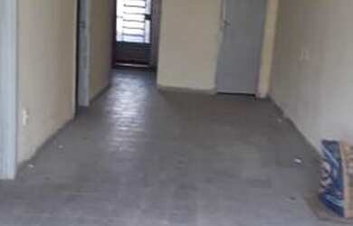 Imagem: A casa possui 3 Dormitórios, 2 Banheiros, 1 Vaga na garagem