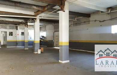 Imagem: O depósito possui 4 Vagas na garagem, 426m² de Área e está