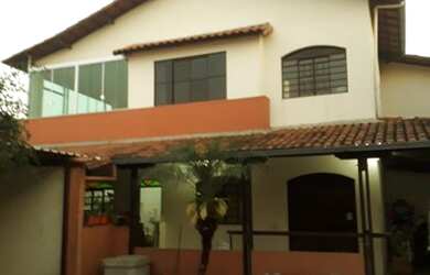 Imagem: A casa possui 4 Dormitórios, 2 Banheiros, 4 Vagas na garagem