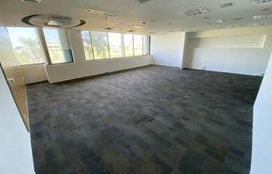 Imagem: O depósito possui 5 Vagas na garagem, 135m² de Área e está