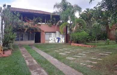 Imagem: A casa possui 3 Dormitórios, 2 Banheiros, 5 Vagas na garagem