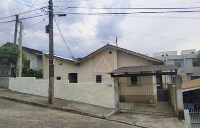 Imagem: A casa possui 5 Dormitórios, 4 Banheiros, 2 Vagas na garagem