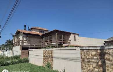 Imagem: A casa possui 4 Dormitórios, 2 Banheiros, 2 Vagas na garagem