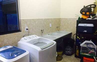 Imagem: A casa possui 2 Dormitórios, 1 Banheiro, 1 Vaga na garagem