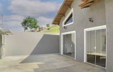 Imagem: A casa possui 4 Dormitórios, 2 Banheiros, 4 Vagas na garagem