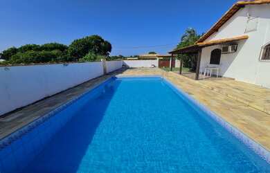 Imagem: A casa possui 4 Dormitórios, 3 Banheiros, 5 Vagas na garagem