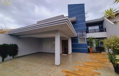 Imagem: A casa possui 4 Dormitórios, 4 Banheiros, 4 Vagas na garagem