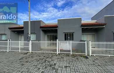 Imagem: A casa possui 2 Dormitórios, 1 Banheiro, 1 Vaga na garagem