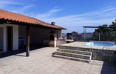 Imagem: A casa possui 3 Dormitórios, 3 Banheiros e está localizado