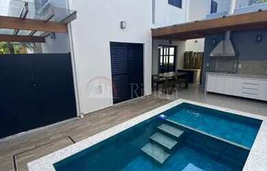 Imagem: A casa em condomínio possui 4 Dormitórios, 4 Banheiros, 1