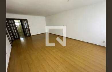 Imagem: A casa possui 2 Dormitórios, 2 Banheiros, 3 Vagas na garagem