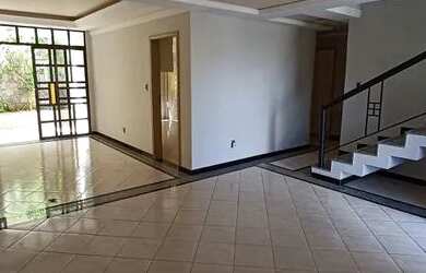 Imagem: A casa possui 3 Dormitórios, 5 Banheiros, 2 Vagas na garagem