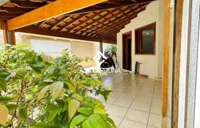 Imagem: A casa possui 3 Dormitórios, 2 Banheiros, 2 Vagas na garagem