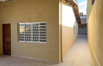 Imagem: A casa possui 2 Dormitórios, 1 Banheiro, 2 Vagas na garagem