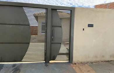 Imagem: A casa possui 2 Dormitórios, 1 Banheiro e 2 Vagas na garagem