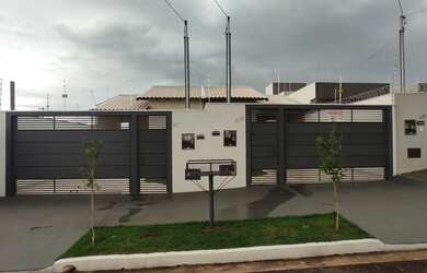 Imagem: A casa possui 2 Dormitórios, 1 Banheiro, 2 Vagas na garagem