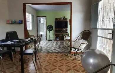 Imagem: A casa possui 4 Dormitórios, 3 Banheiros, 3 Vagas na garagem