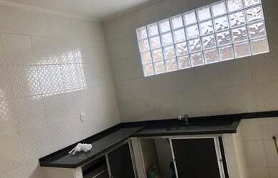 Imagem: A casa possui 2 Dormitórios, 1 Banheiro, 2 Vagas na garagem