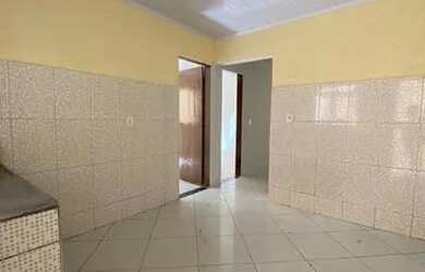 Imagem: A casa possui 3 Dormitórios, 1 Banheiro, 2 Vagas na garagem