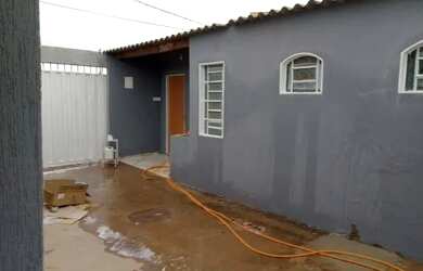 Imagem: A casa possui 4 Dormitórios, 4 Banheiros, 2 Vagas na garagem