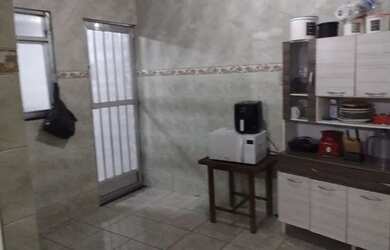 Imagem: A casa possui 3 Dormitórios, 1 Banheiro, 1 Vaga na garagem