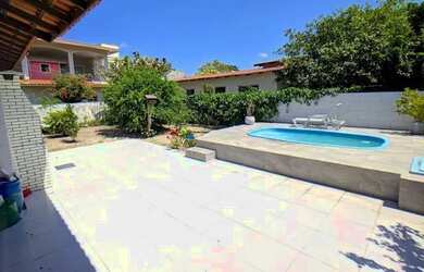 Imagem: A casa possui 4 Dormitórios, 3 Banheiros, 2 Vagas na garagem